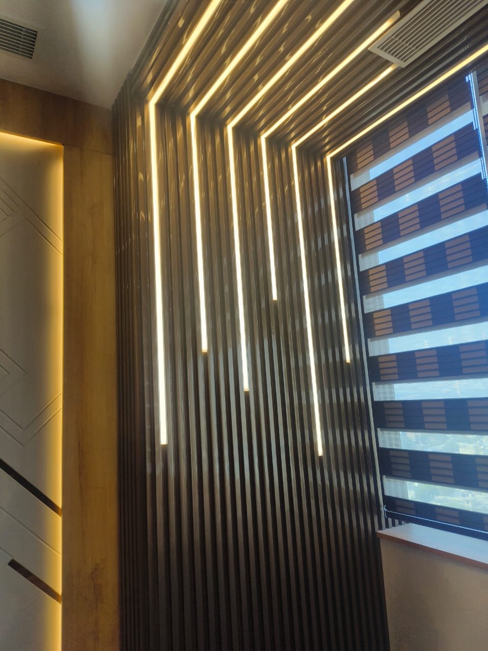 Fluted veneer wall with profile lights