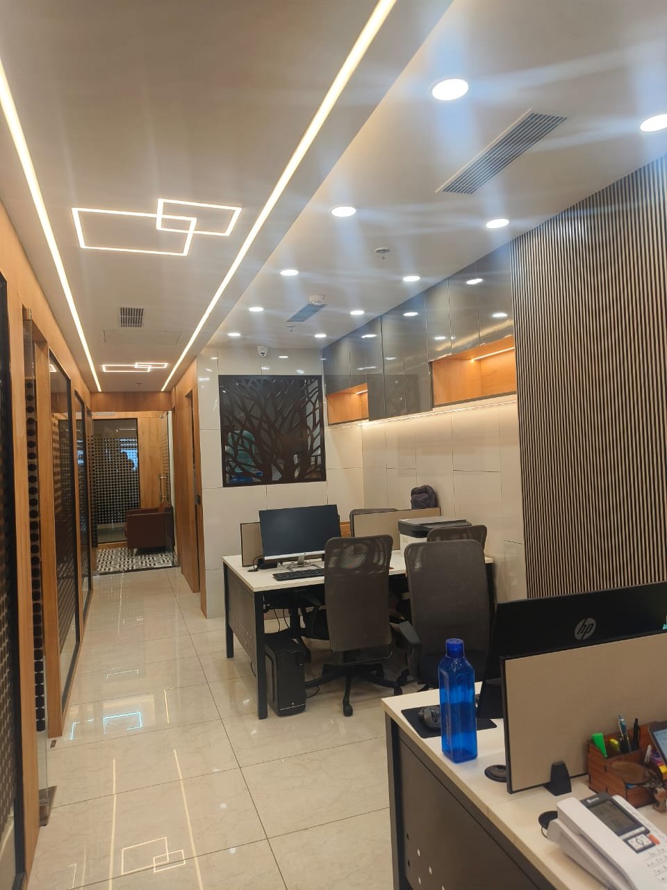 Linear-lit open workstations